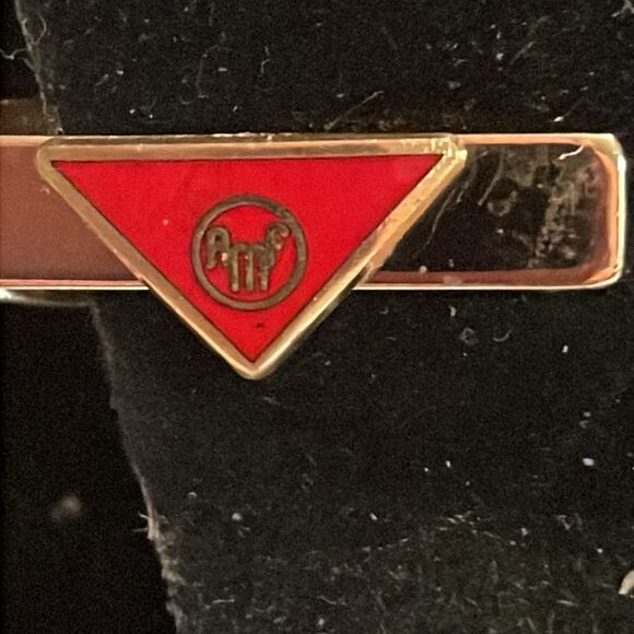 Vintage-1960s-1.25” x 0.25” AMF Magic Triangle gold tone/red enamel tie clip/bar - Picture 4 of 11